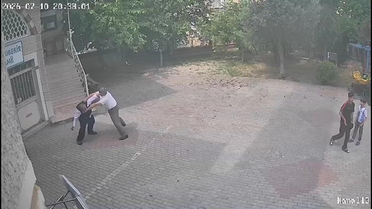 Camide yardım parası skandalı İmam müezzini evire çevire dövdü