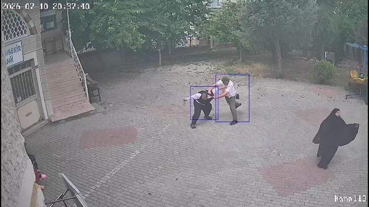Camide yardım parası skandalı İmam müezzini evire çevire dövdü