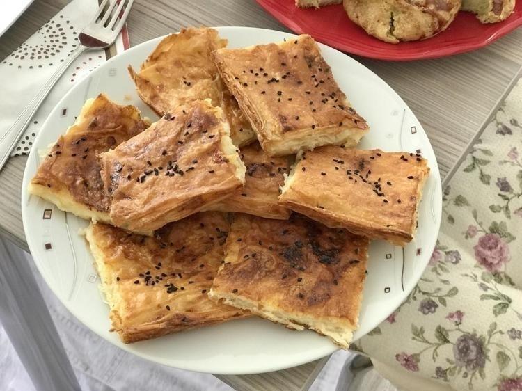 Köz kokulu lezzet şöleni: Fırından çıktığı an kapışılan çıtır patlıcanlı börek tarifi
