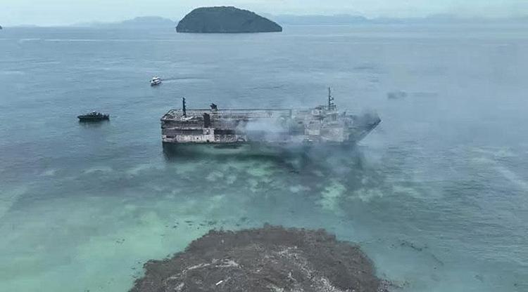 Filipinlerde feribot faciası Yangın sonrası 5 ölü, 87 kişi kayıp