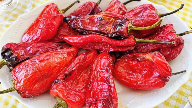 Kırmızı biberin kabukları soyulmalı mı, soyulmamalı mı Köz biber konservesi yapacak olanlar öğrenmezse olmaz