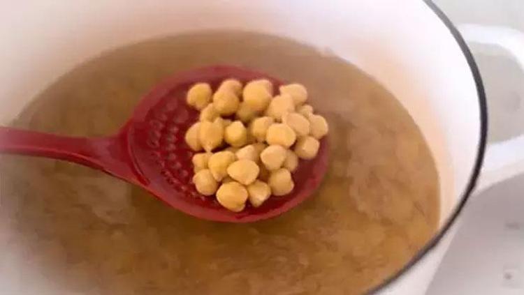 Tencereye bir kaşık ekleyin Nohutun gazını sıfırlıyor, lokum gibi oluyor