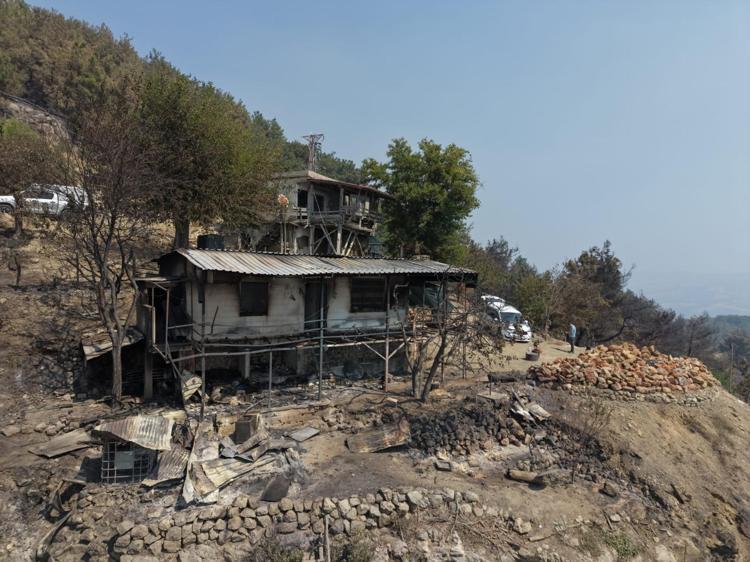 Astım krizi hayatlarını kurtardı, 20 yıllık birikim kül oldu ‘Yalan dünyanın cennetiydi’