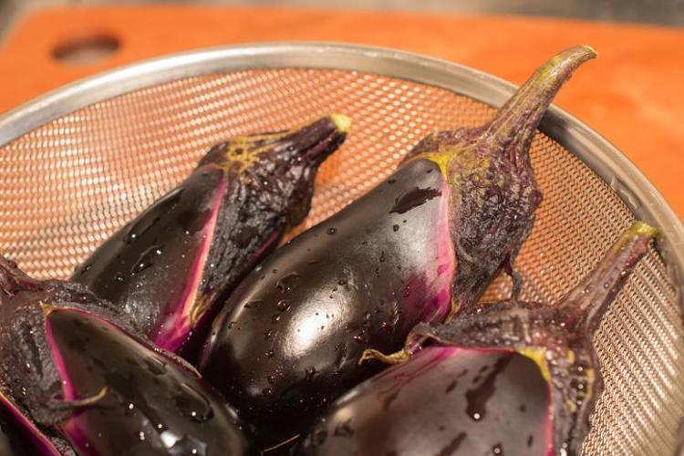 Patlıcan közlenmeden önce delinmeli mi, delinmemeli mi Pişme süresini yarı yarıya düşürüyor