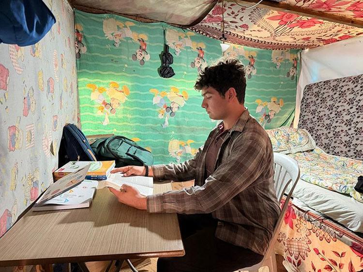 Naylon çadırdan Hacettepe Tıp’a 18 yaşındaki Ahmet’in azmi Türkiye 636.’lığı getirdi