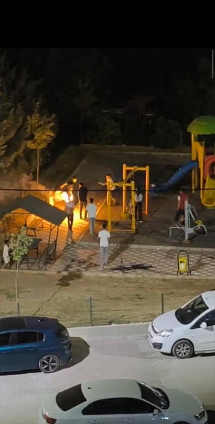 Çocuk parkında dehşet anları Alevli sopalarla küçük çocukların üzerine koştular
