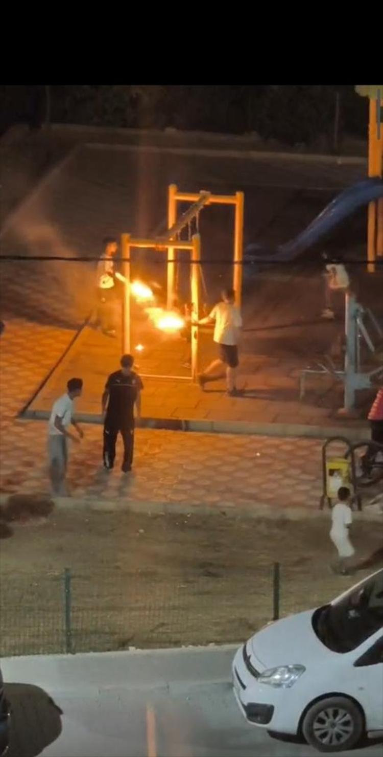 Çocuk parkında dehşet anları Alevli sopalarla küçük çocukların üzerine koştular