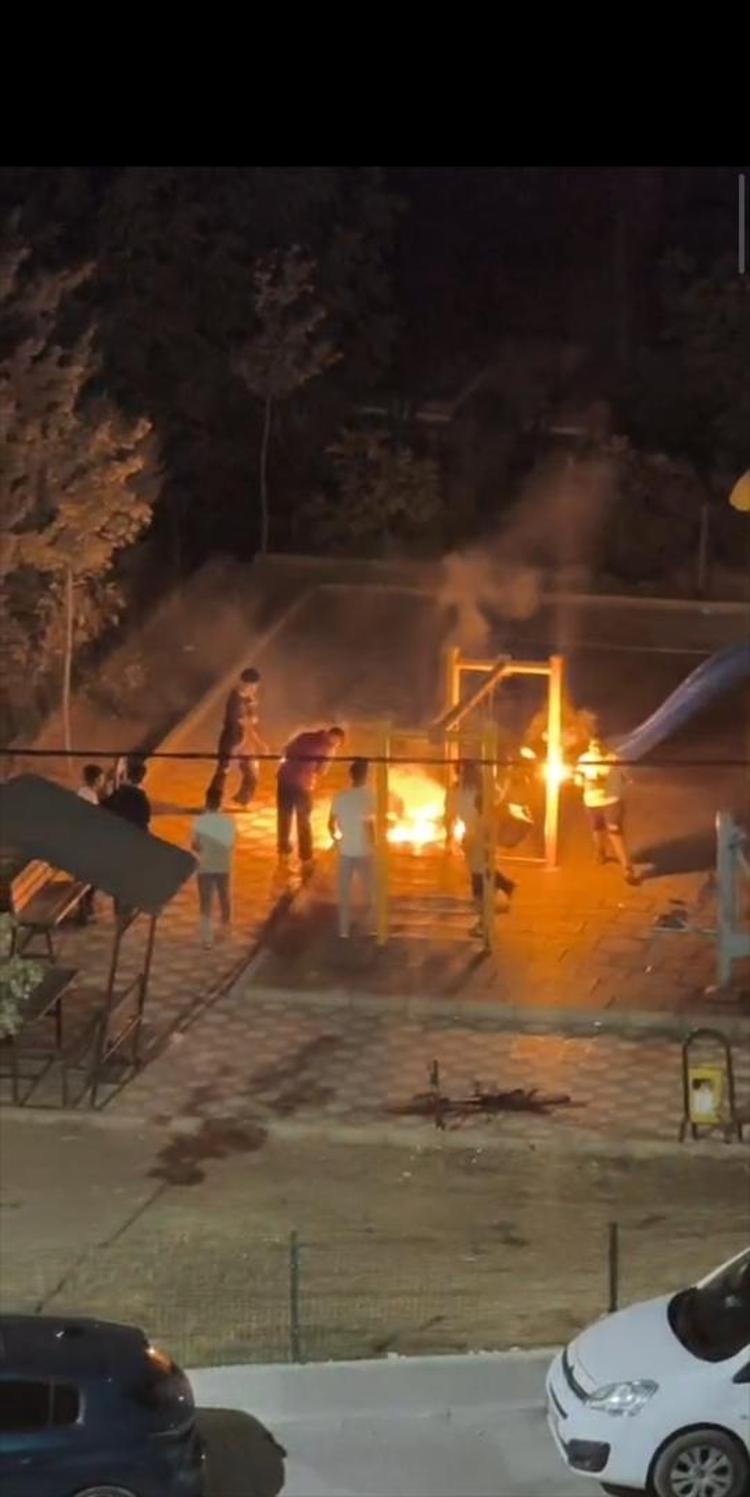 Çocuk parkında dehşet anları Alevli sopalarla küçük çocukların üzerine koştular