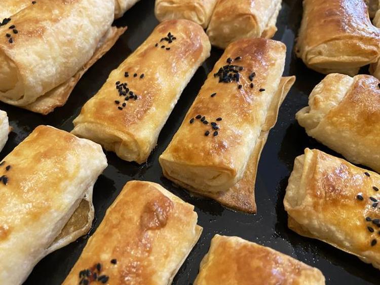 Tepsi tepsi pişirseniz bile anında bitecek Ağızda dağılan kat kat patatesli rulo börek tarifi