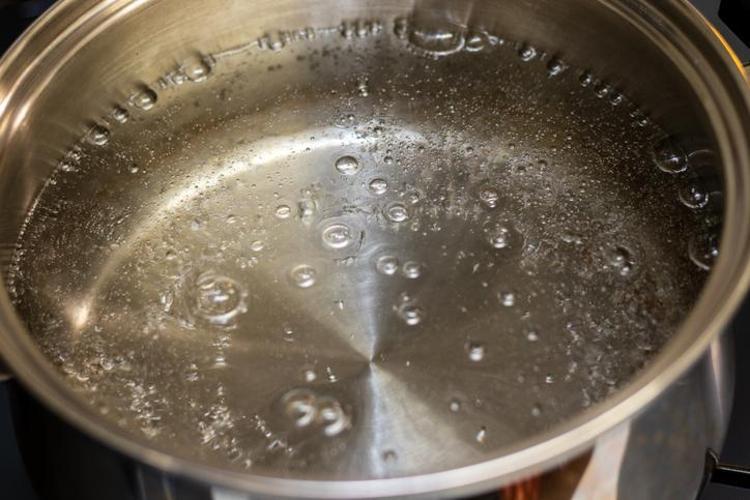 Tencere tabanındaki inatçı lekeleri ve kireci şıp diye söken yöntem Telleri çöpe attırıyor, tek malzeme kullanmak yetiyor