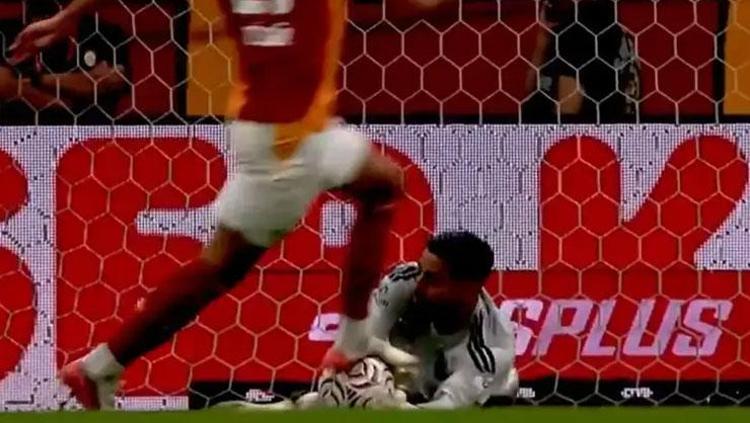 Galatasaray-Kocaelispor maçının tartışmalı pozisyonlarını Trio hakemleri değerlendirdi Kural dışı müdahale