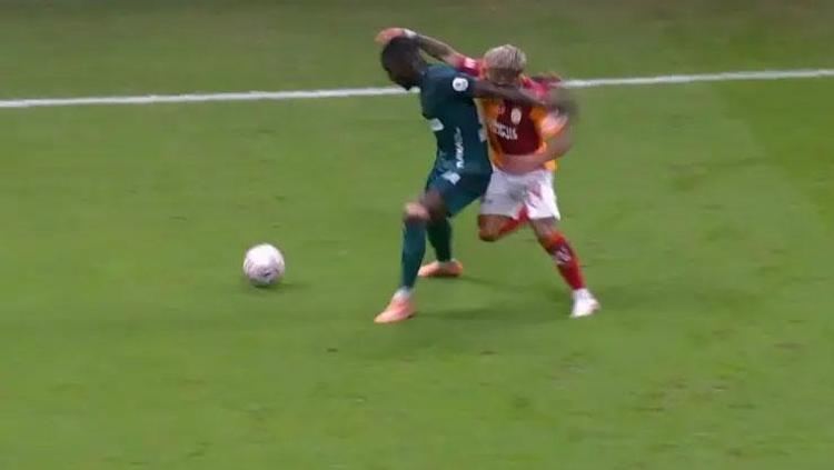 Galatasaray-Kocaelispor maçının tartışmalı pozisyonlarını Trio hakemleri değerlendirdi Kural dışı müdahale