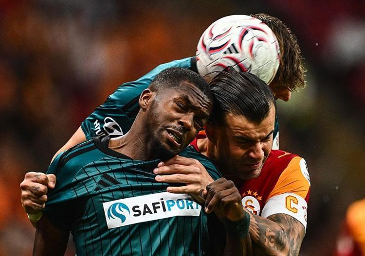 Galatasaray-Kocaelispor maçının tartışmalı pozisyonlarını Trio hakemleri değerlendirdi Kural dışı müdahale