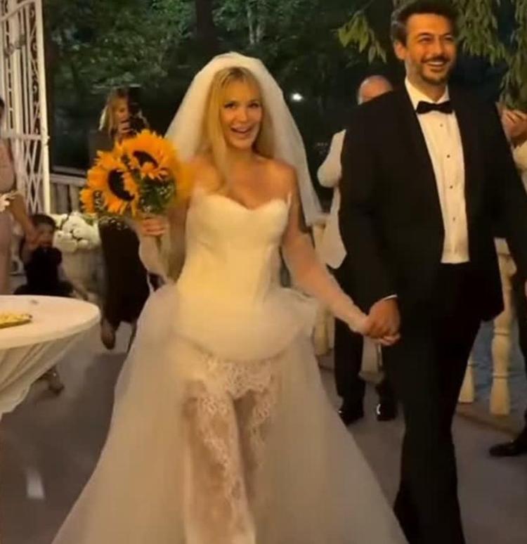 EVLENDİLER