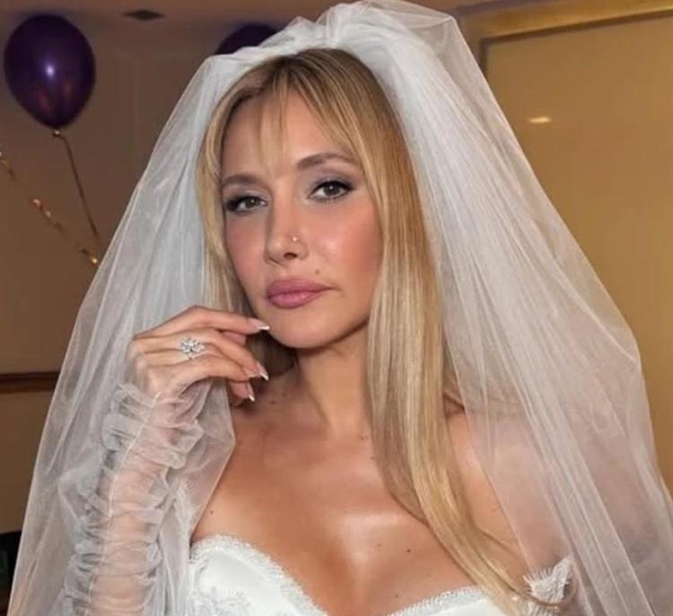 Şarkıcı Gökçe sessiz sedasız evlendi Nikahtan ilk kareler geldi