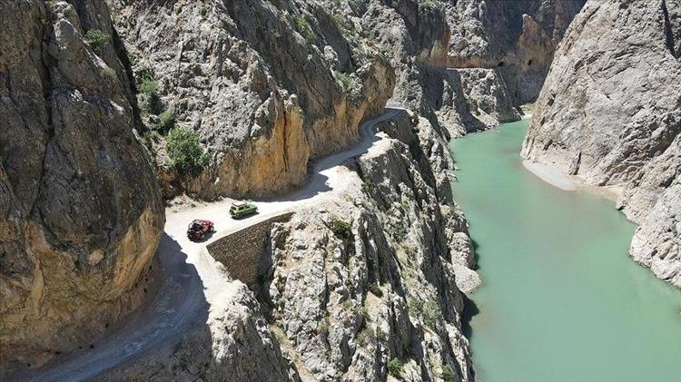 Kayaların içine kazınan 132 yıllık gizem: Türkiyenin en tehlikeli yolu olarak biliniyor Adrenalin tutkunlarının favori rotası Karanlık Kanyon