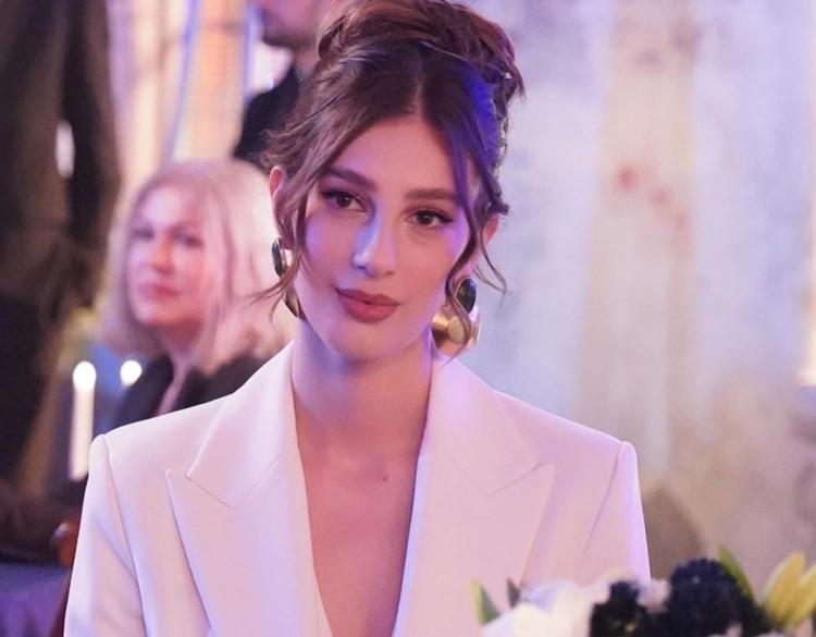 It r Esen Paris te Sessiz Sedas z Evlendi Duru G zelli iyle B y ledi It r Esen Paris te Sessiz Sedas z Evlendi Duru G zelli iyle B y ledi
