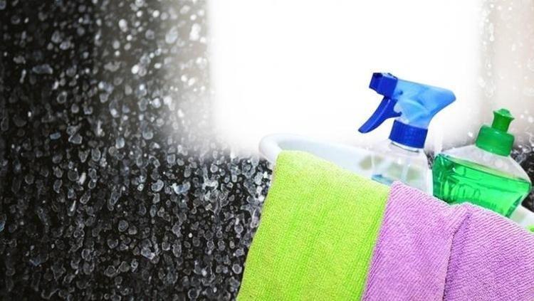Duşakabinde oluşan inatçı kireç lekelerine son veriyor: Camlarda su tutmayan ve parlatan 1 liralık çözüm