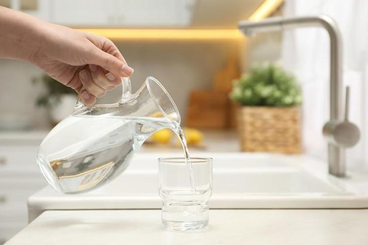Cam sürahi mi kullanmalı, plastik mi Hangisinin daha sağlıklı olduğu ortaya çıktı