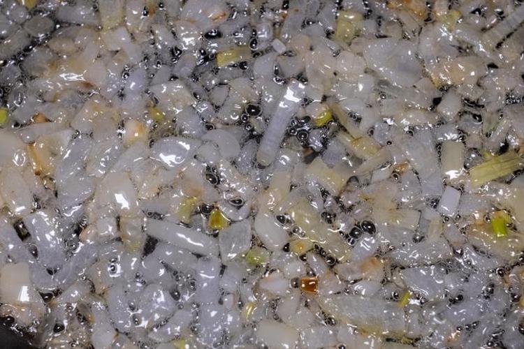 SOĞANI ACELEYE GETİRMEYİN: KISIK ATEŞTE SABIRLA KARAMELİZE EDİN