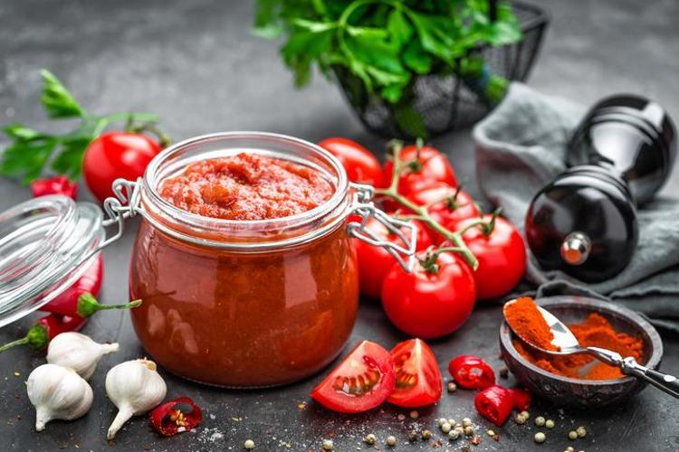 Pişirmeye gerek bile yok Çiğden hazırlanan doğal acı domates sosu tarifi