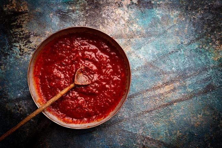 Pişirmeye gerek bile yok Çiğden hazırlanan doğal acı domates sosu tarifi