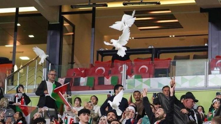 Konya’da gözyaşları sel oldu Maçta ışıklar kapatıldı, oyuncaklar sahaya yağdı