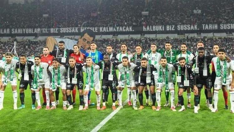 Konya’da gözyaşları sel oldu Maçta ışıklar kapatıldı, oyuncaklar sahaya yağdı