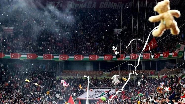Konya’da gözyaşları sel oldu Maçta ışıklar kapatıldı, oyuncaklar sahaya yağdı