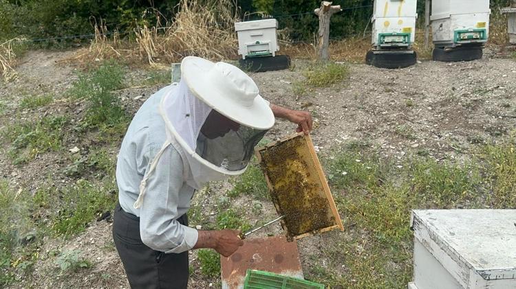 GARDİYANLIK YILLARINDA MESAİ SONRASI ARILARININ BAŞINA GEÇTİ