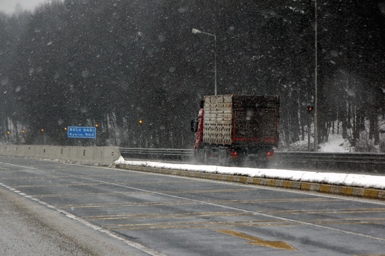 Peş peşe uyarıların ardından İstanbulun yanı başında kar yağışı başladı