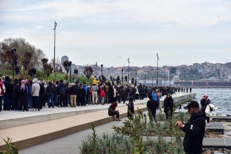 TCG Anadolu gemisini görmek isteyen vatandaşlar 2 km kuyruk oluşturdu