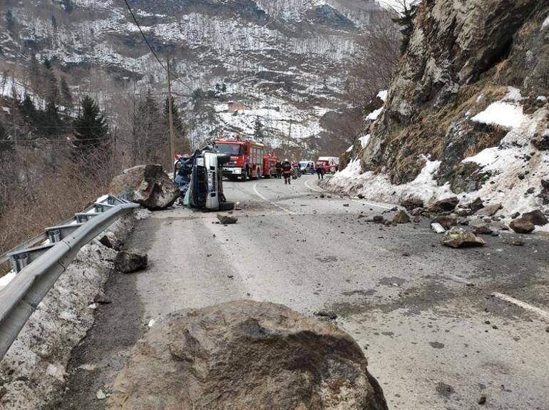 Trabzonda korkunç olay Kaya parçası kamyonetin üzerine düştü: 4 ölü