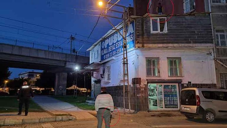 Çatıda mahsur kalan hırsıza önce yol gösterdi sonra da dövdü