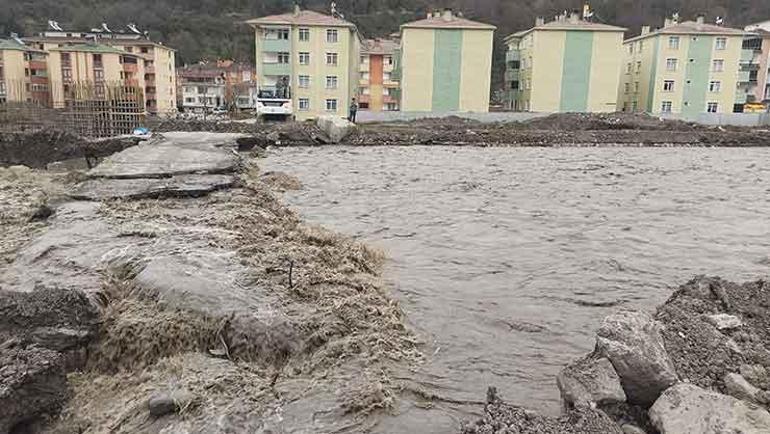 Kastamonu Bozkurtta karlar eridi Geçici köprü hasar gördü
