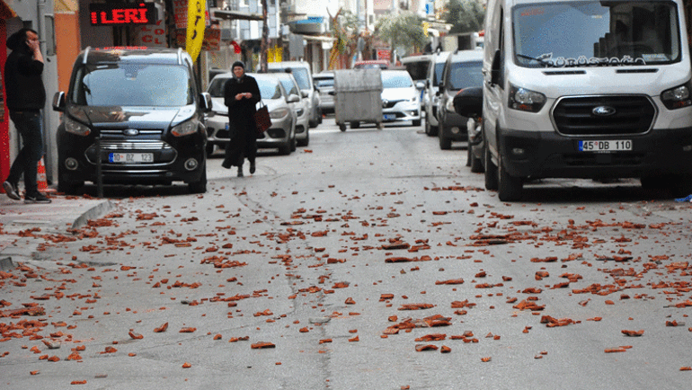 Meteorolojiden İstanbula fırtına uyarısı Manisa ve İzmir savaş alanına döndü