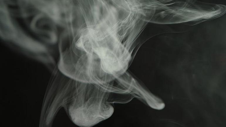 Sigara dumanı orucu bozar mı Oruçluyken sigara dumanı olan ortamda bulunmak orucu zayıflatır mı