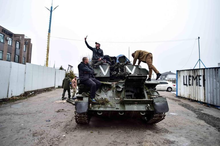 Rusların bıraktığı tanklar Kieve getiriliyor