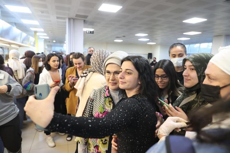 Emine Erdoğan, KYK Yurdu’nda kalan kız öğrencilerle iftar yaptı