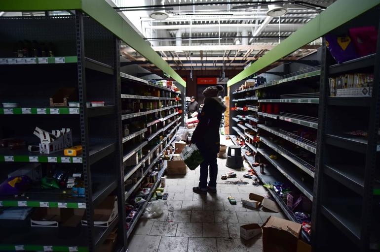 Buchada halk, markette bozulmamış yiyecek aradı