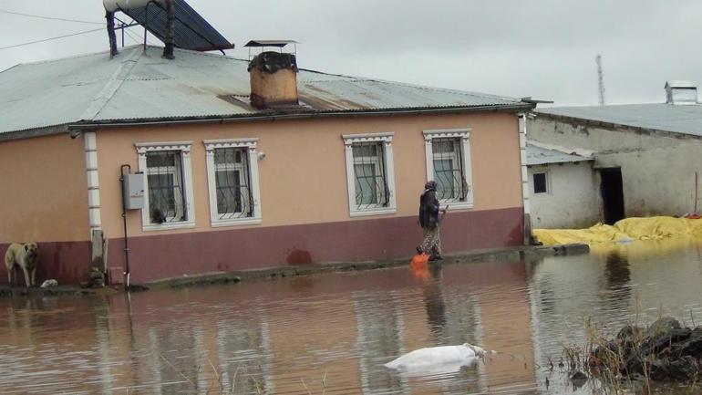 Çok sayıda ev sular altında kaldı, vatandaşlar tahliye edildi