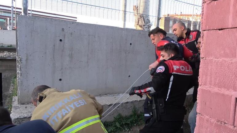 3 metrelik kanala düşen adamın yardımına motosikletli polis timleri yetişti