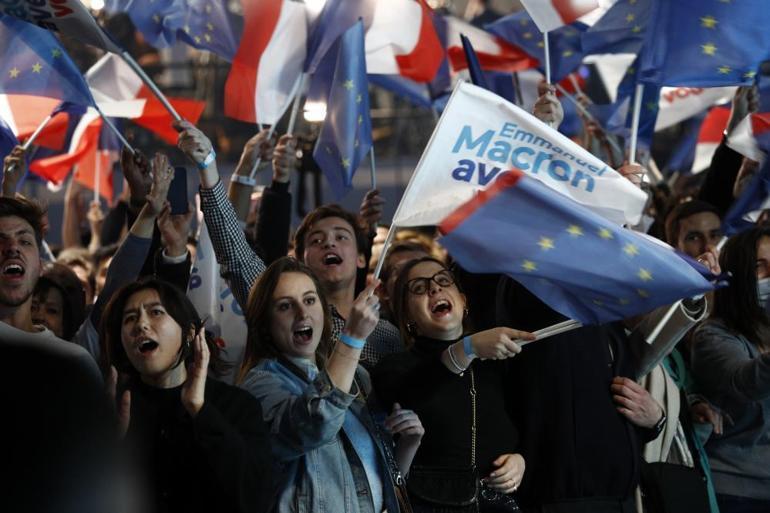 Fransada seçim heyecanı Macron ilk turu önde bitirdi