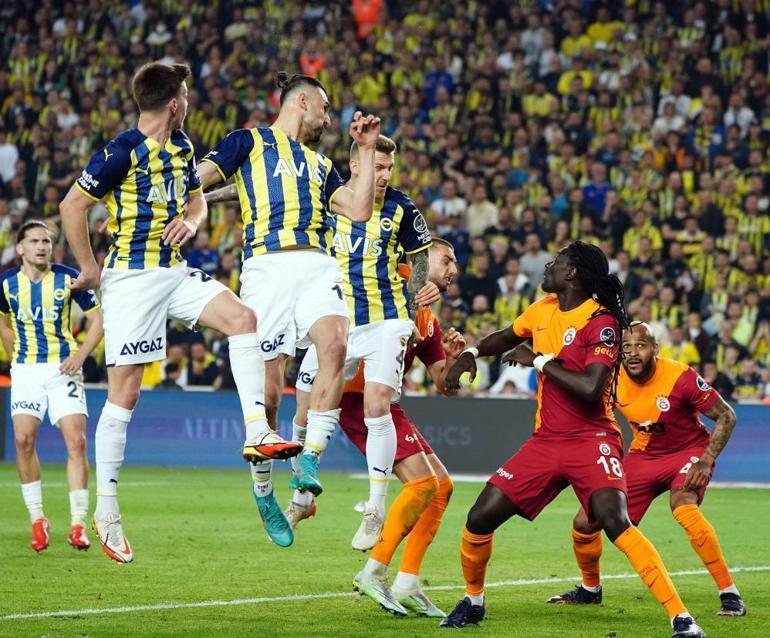 Fenerbahçe, evinde Galatasarayı 2-0 mağlup etti