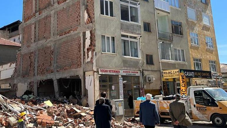 5 katlı bina yıkılırken yandaki apartman hasar gördü