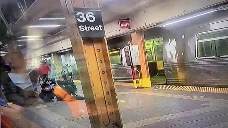 Son dakika New Yorkta metroda silahlı saldırı Vurulan çok sayıda kişi var