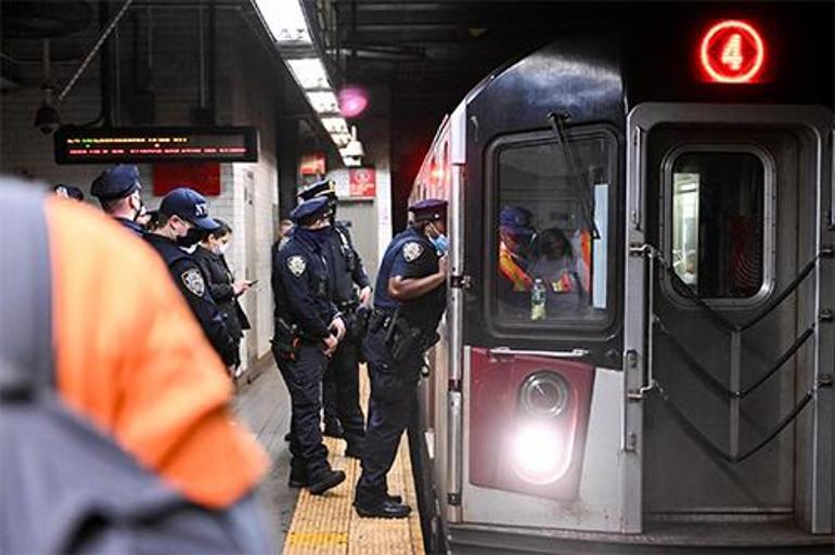 New Yorktaki metro saldırganının yanında oturuyordu: Dehşet anlarını anlattı