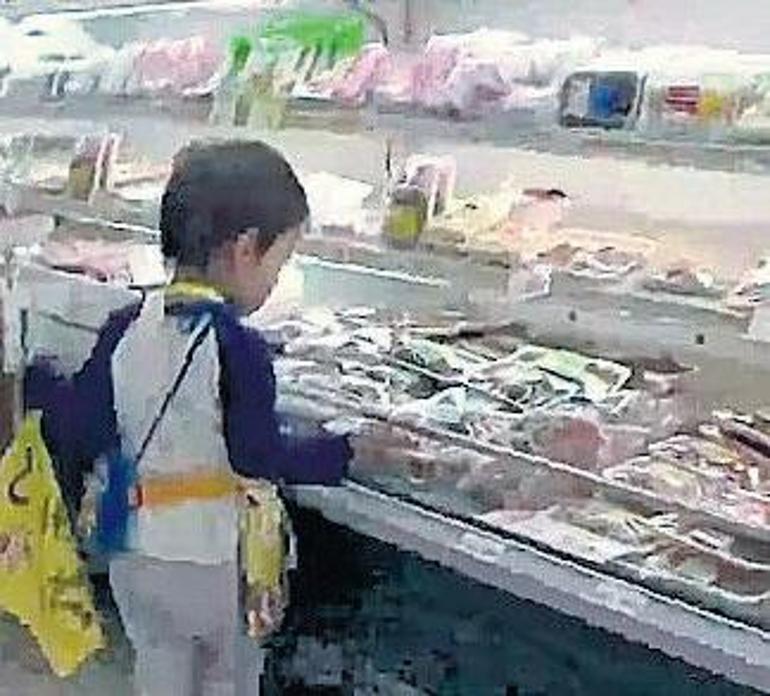 İstismar mı hayata hazırlık mı 2 yaşındaki çocuğu markete gönderiyorlar