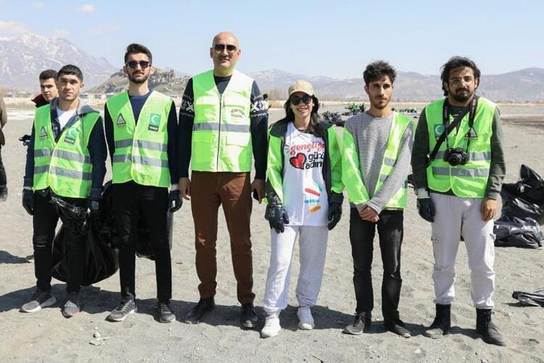 Van Gölü sahilinden 45 ton çöp toplandı