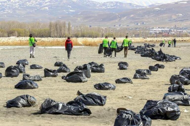 Van Gölü sahilinden 45 ton çöp toplandı